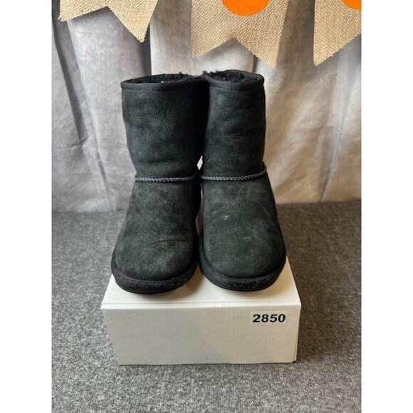 UGG Kids Classic Mid Suede Black Boot, USA Size 4 - Picture 7 of 7